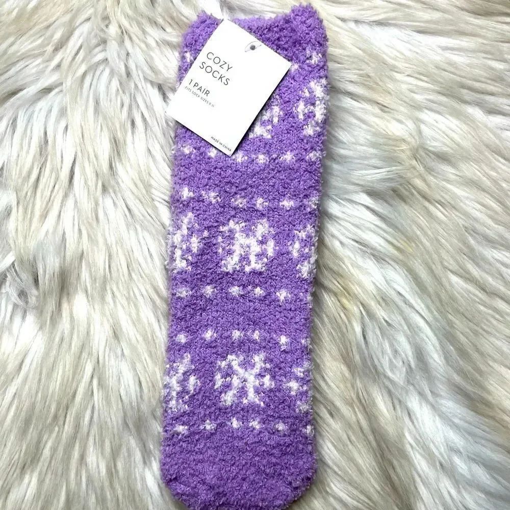 Kohls Cozy Snowflake Socks Lavender and white Size 9-11